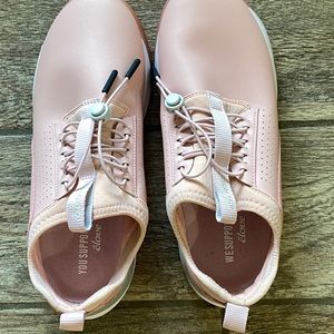 Cloves nursing shoes